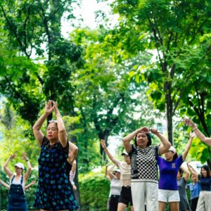 Eakad inimesed pargis harjutusi tegemas — aktiivne vananemine