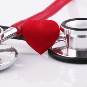 Stetoskoop ja punane süda — kardiovaskulaarne tervis
